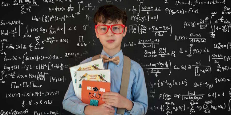 Відмінник стоїть біля шкільної дошки та мріє про успіх - PedagogikaIN