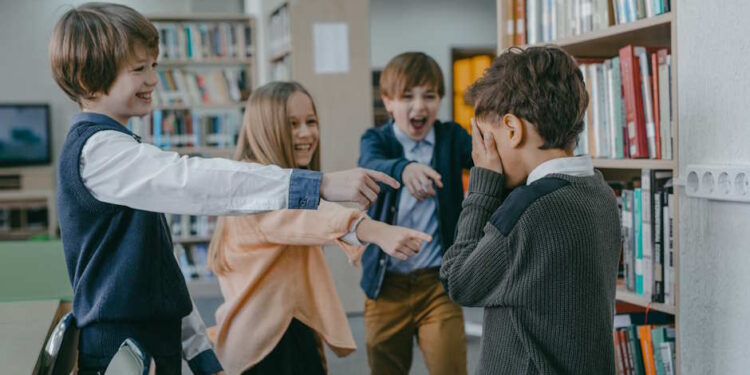 Дети ссорятся в школе - PedagogikaIN